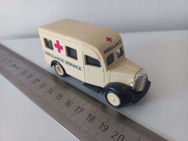 Camión ambulancia clásico.