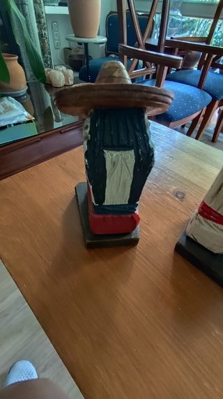 Par de figuras decorativas de madera