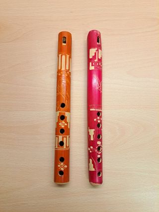 Coppia di flauti etnici decorati