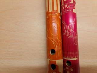 Coppia di flauti etnici decorati
