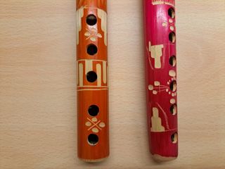 Coppia di flauti etnici decorati