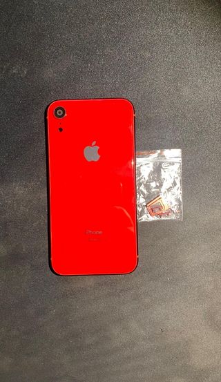 iPhone XR rojo 128GB con su carcasa trasera