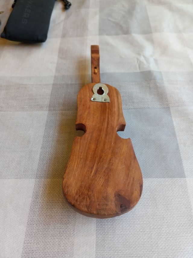Porta llaves forma violín madera artesanal