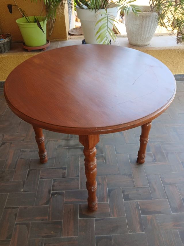 Mesa redonda de madera