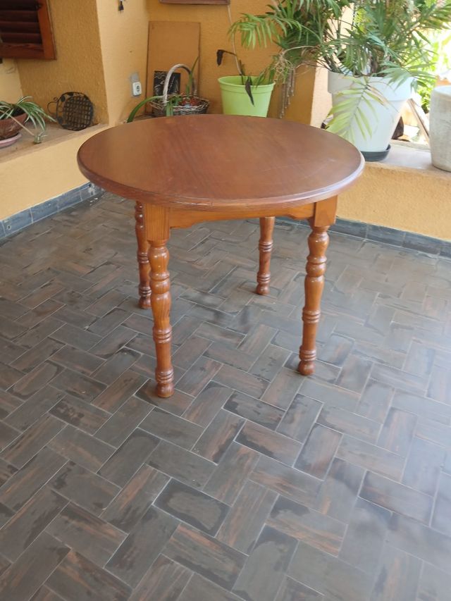 Mesa redonda de madera