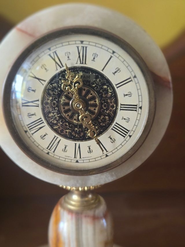 Reloj de mármol antiguo