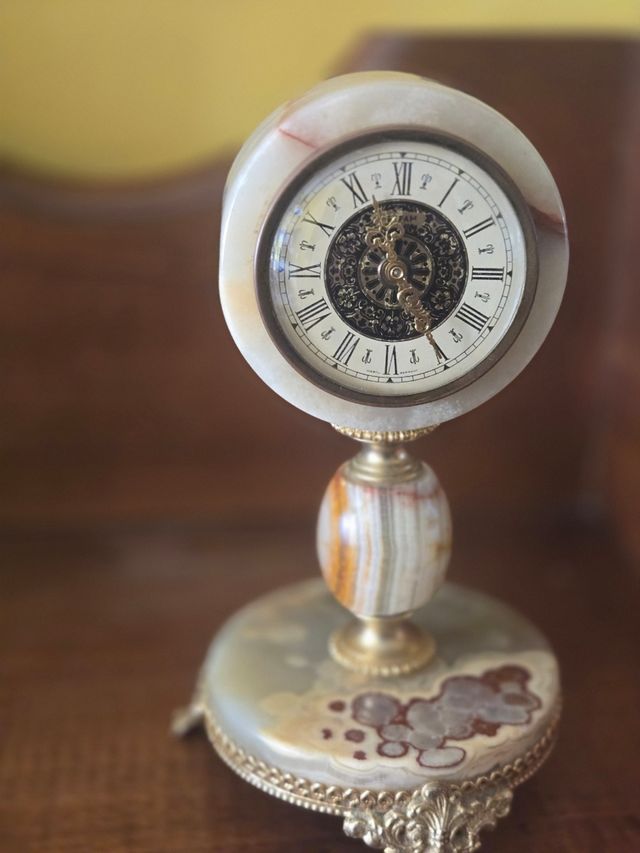 Reloj de mármol antiguo