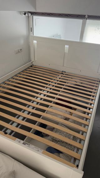 Cama Ikea blanca con cajones
