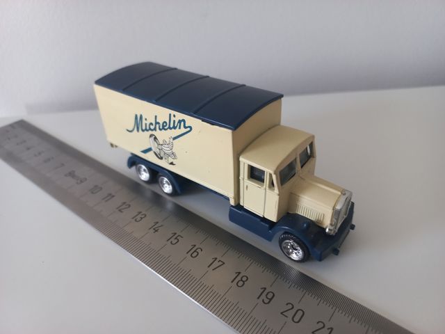 Camión ruedas Michelin clásico