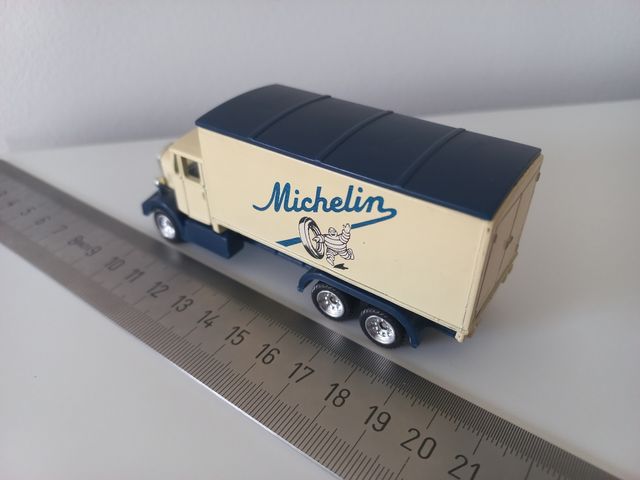 Camión ruedas Michelin clásico