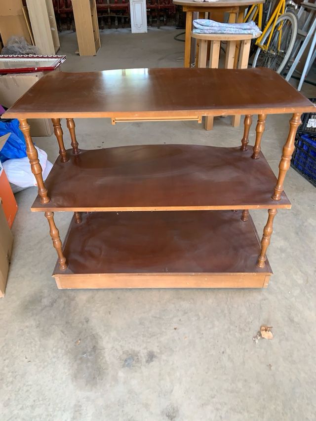 Mesa auxiliar vintage de madera con ruedas