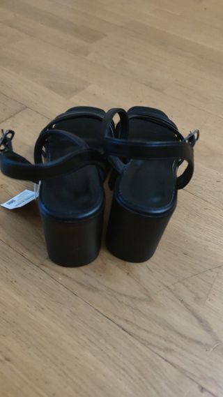 Sandalias negras tacón bajo