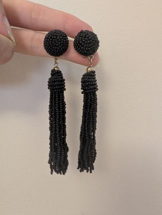 Pendientes negros flecos bolitas
