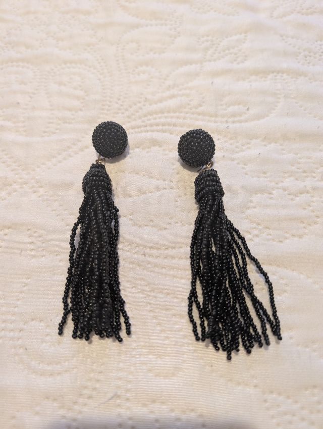 Pendientes negros flecos bolitas