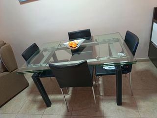 Set di tavolo e sedie allungabili in vetro nero