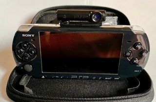 PSP 3004 Sony negra rebajada. Funda, cargador, etc