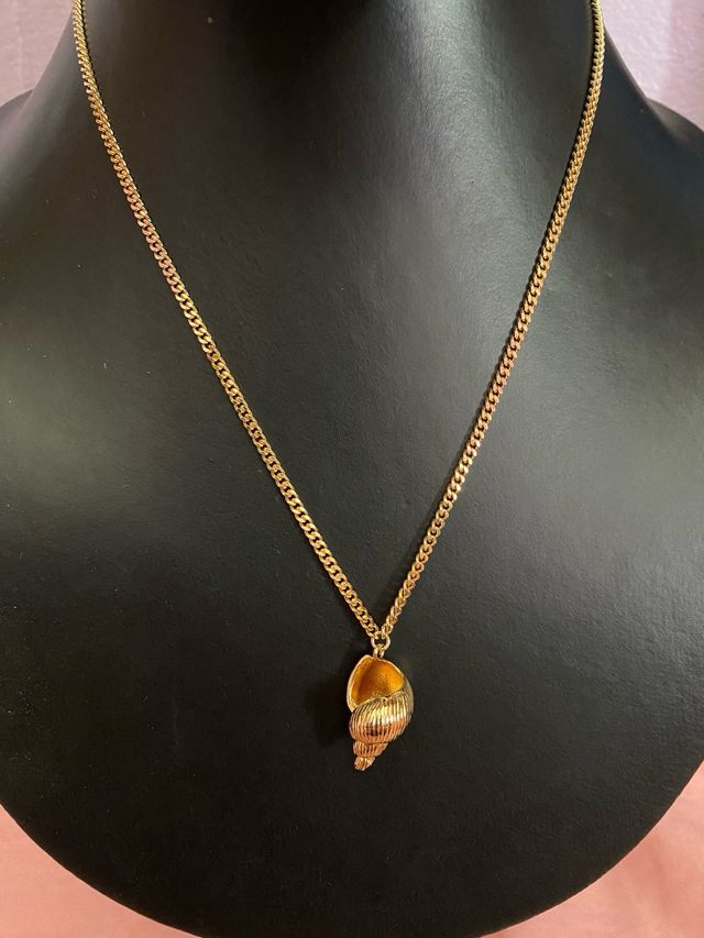 Collar con dije de caracola dorada