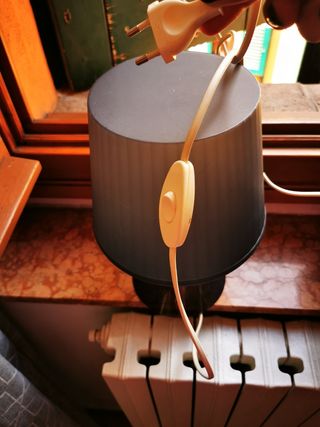 Lampada da tavolo grigia