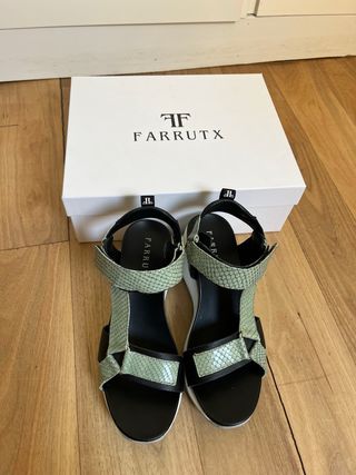 Sandalias Farrutx plataforma Mambo Pitón verde