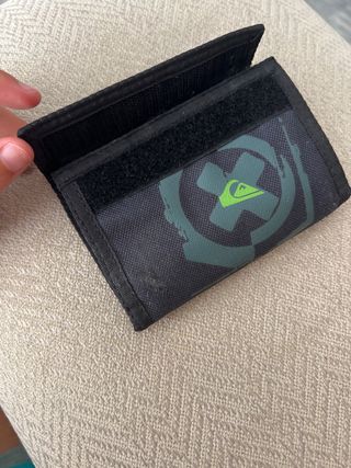 Cartera Quiksilver negra y verde