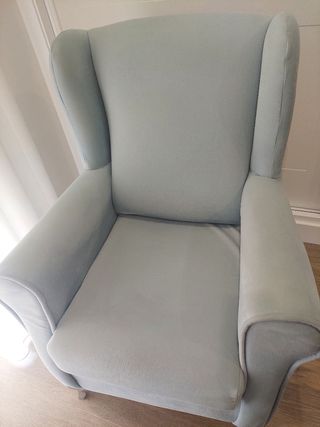 Dos sillones orejeros azules