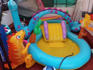 Piscina infantil con tobogán