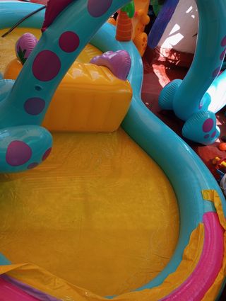 Piscina infantil con tobogán