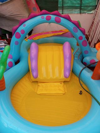 Piscina infantil con tobogán
