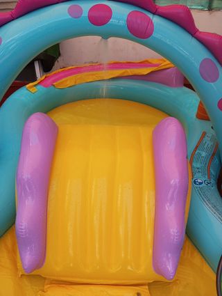 Piscina infantil con tobogán