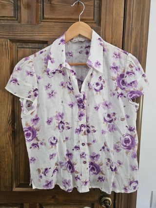 Blusa floral morada y blanca