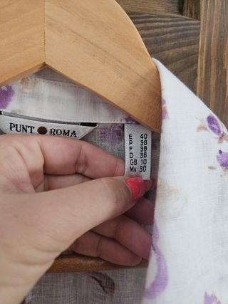 Blusa floral morada y blanca