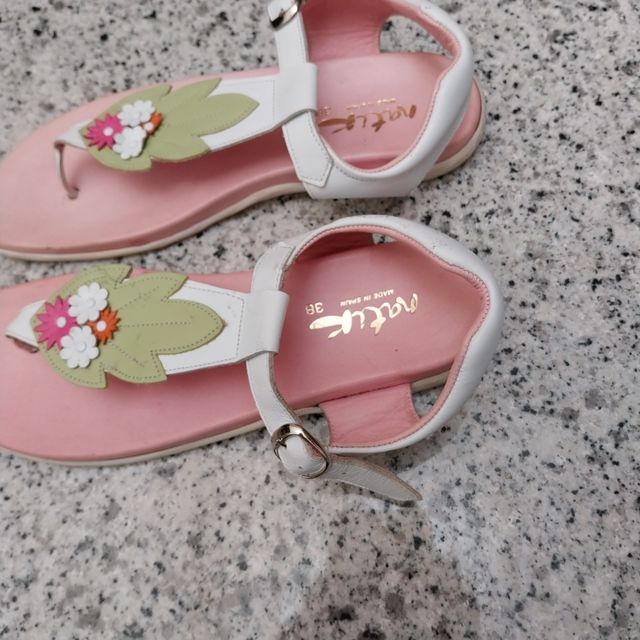 Sandalias Natik blancas