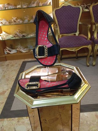 Zapatos planos negros con hebilla dorada