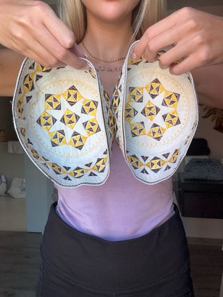 2 Cappellini ricamate bianche e marroni