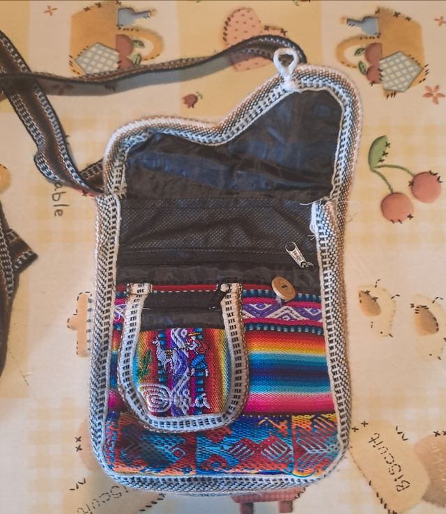 Borsetta peruviana e multicolore con la Tracolla.