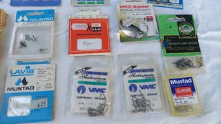 Cofre/asiento de pesca lleno de accesorios de pesc