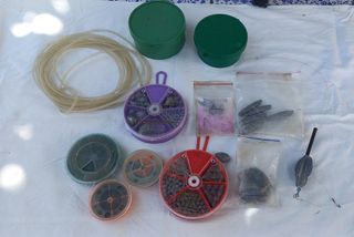 Cofre/asiento de pesca lleno de accesorios de pesc
