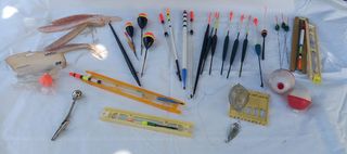 Cofre/asiento de pesca lleno de accesorios de pesc