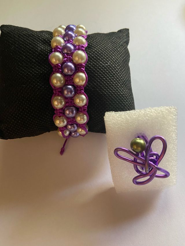 Pulsera y anillo morados