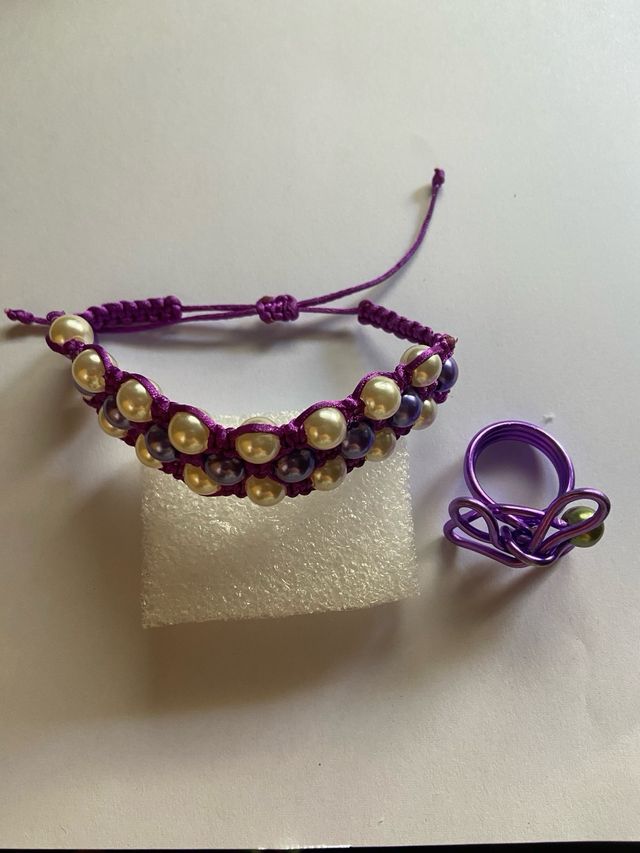 Pulsera y anillo morados