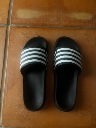 CHANCLAS DE LA PLAYA NEGRO Y BLANCO