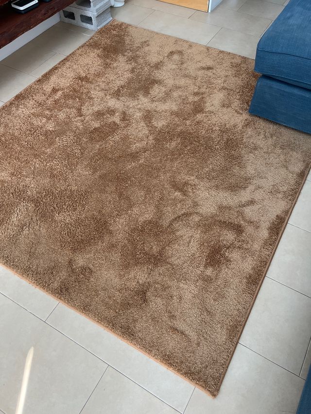 Alfombra Marrón 2x1,8m. El alto es 1 cm.