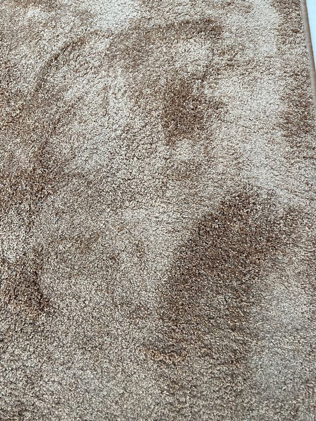 Alfombra Marrón 2x1,8m. El alto es 1 cm.