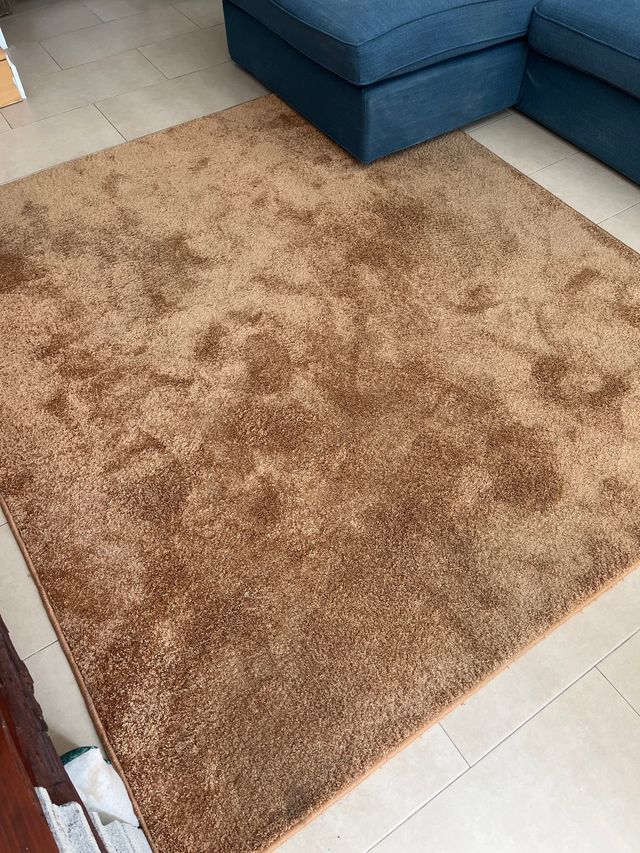 Alfombra Marrón 2x1,8m. El alto es 1 cm.