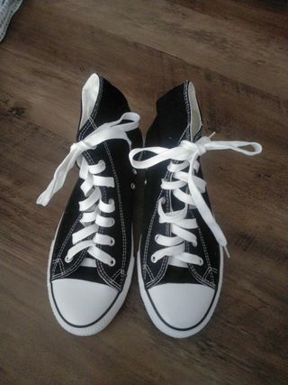 Zapatillas deportivas negras y blancas 
