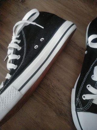 Zapatillas deportivas negras y blancas 