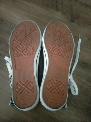 Zapatillas deportivas negras y blancas 