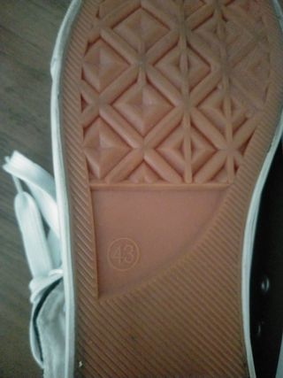 Zapatillas deportivas negras y blancas 