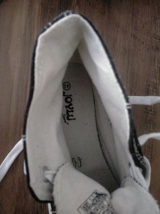 Zapatillas deportivas negras y blancas 