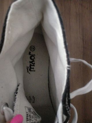 Zapatillas deportivas negras y blancas 